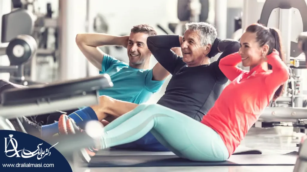 گروهی که در حال ورزش کردن هستند.