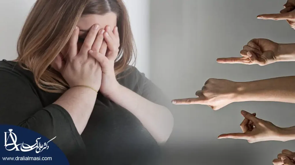 تصویر خانمی چاق که از قضاوت دیگران بر روی ظاهرش رنج می برد