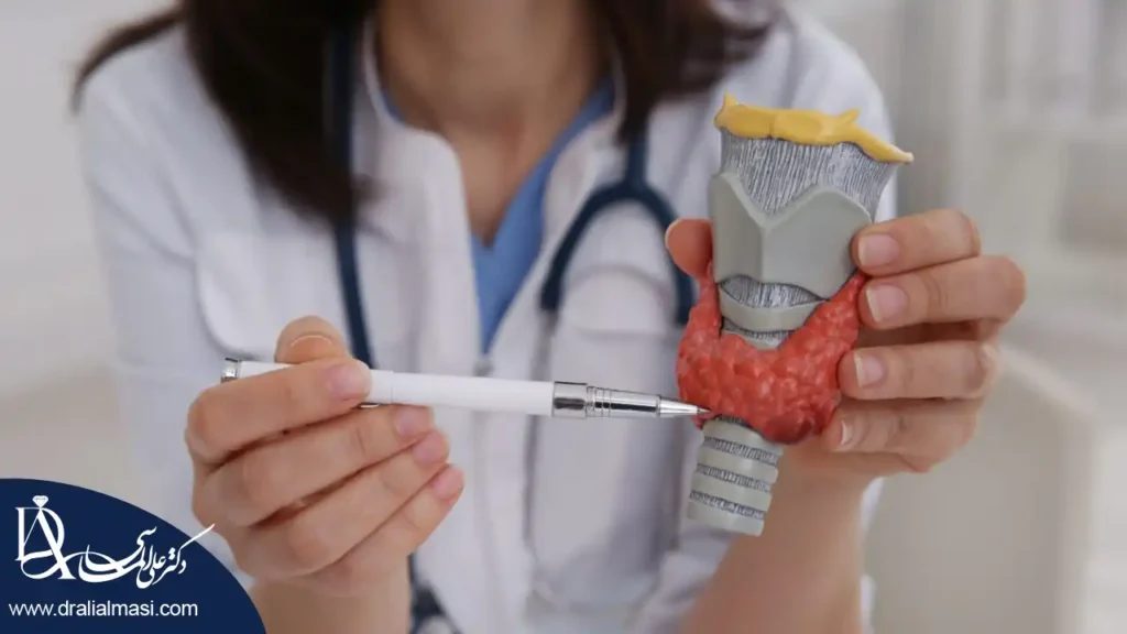 پزشک در حال توضیح دادن اثرات جراحی لاغری بر روی هورمون تیروئید