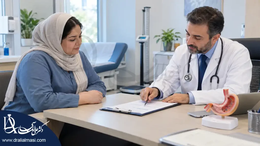 پزشک در حال بررسی پرونده پزشکی بیمار در جلسه ارزیابی پیش از اسلیو معده