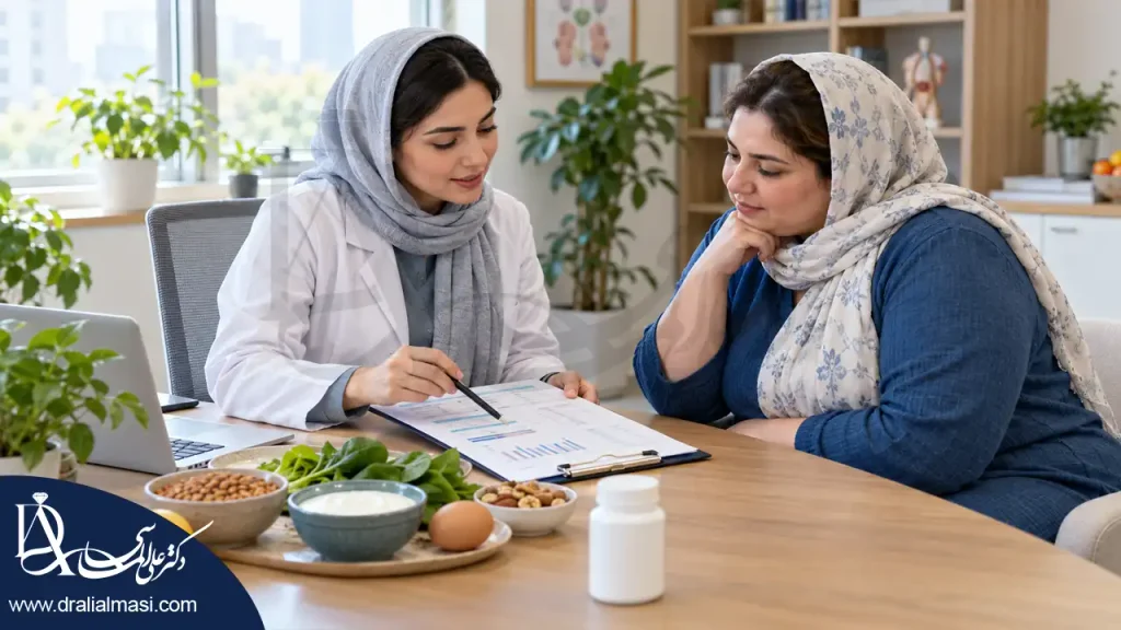متخصص تغذیه در حال بررسی نتایج آزمایش بیمار در جلسه ارزیابی تغذیه پیش از جراحی لاغری