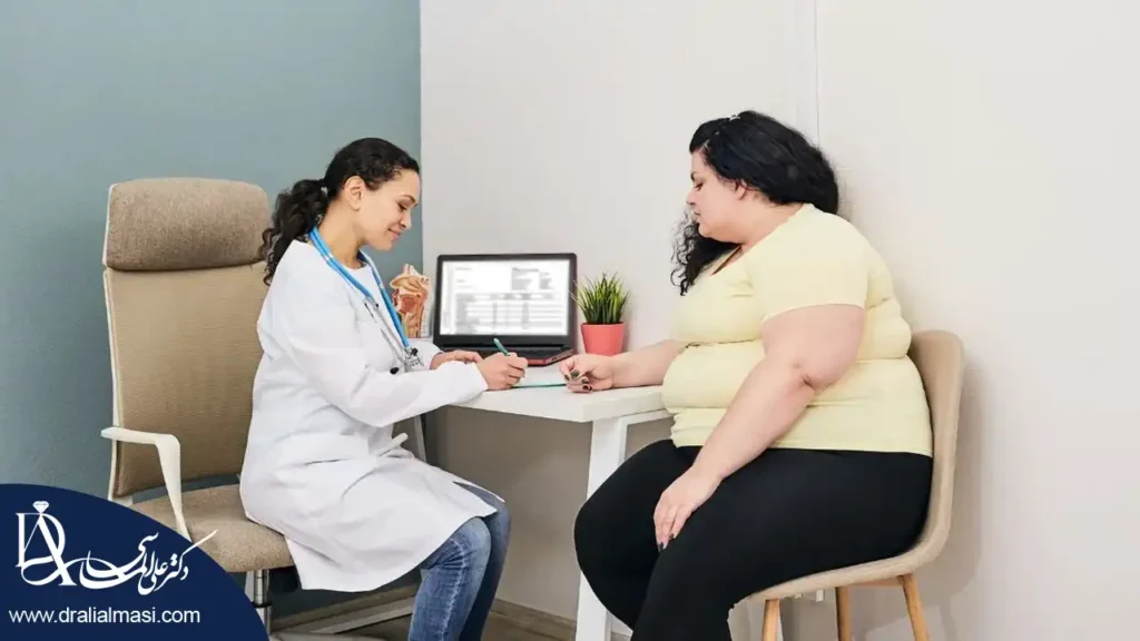 تصویر پزشک در حال مشاوره دادن به بیمار