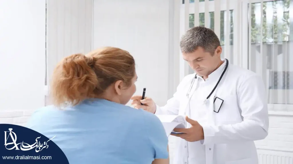 پزشک در حال چک کردن آزمایشات بیمار