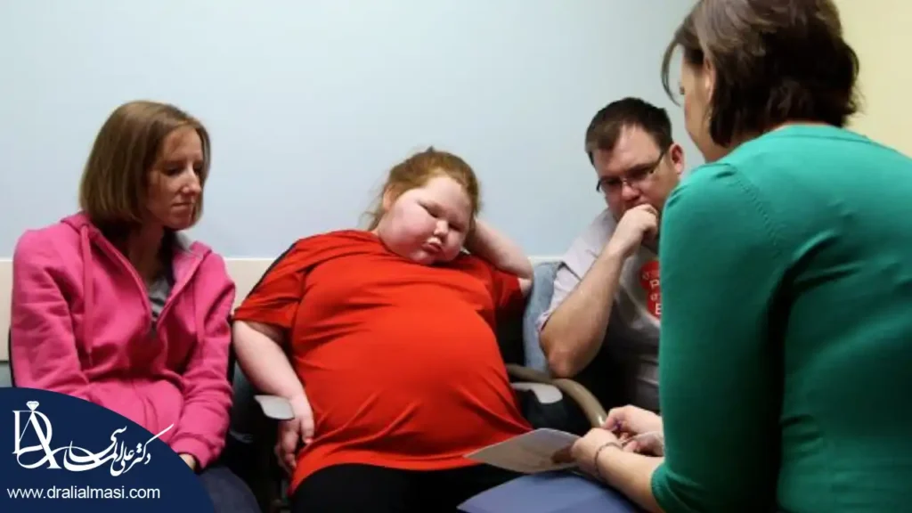 تصویر دختر نوجوان با چاقی مفرط در حال مشاوره با پزشک