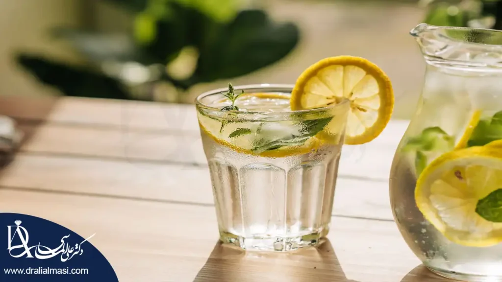 تصویر یک لیوان آب ولرم به همراه لیمو