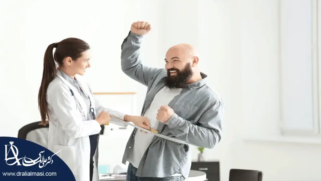 تصویر مردی که از شنیدن خبر درمان فشار خونش با جراحی لاغری خوشحال شده است