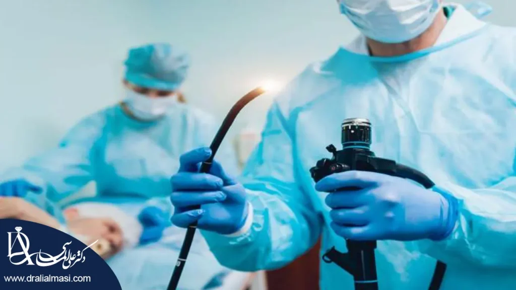 تصویر پزشک در حال آندوسکوپی بیمار