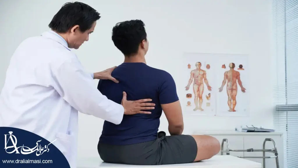 تصویر پزشک فیزیوتراپ در حال معاینه کمر بیمار