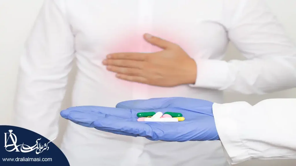 تصویر دکتر در حال دارو دادن به بیماری که از سوزش سر معده بعد از عمل اسلیو رنج می برد