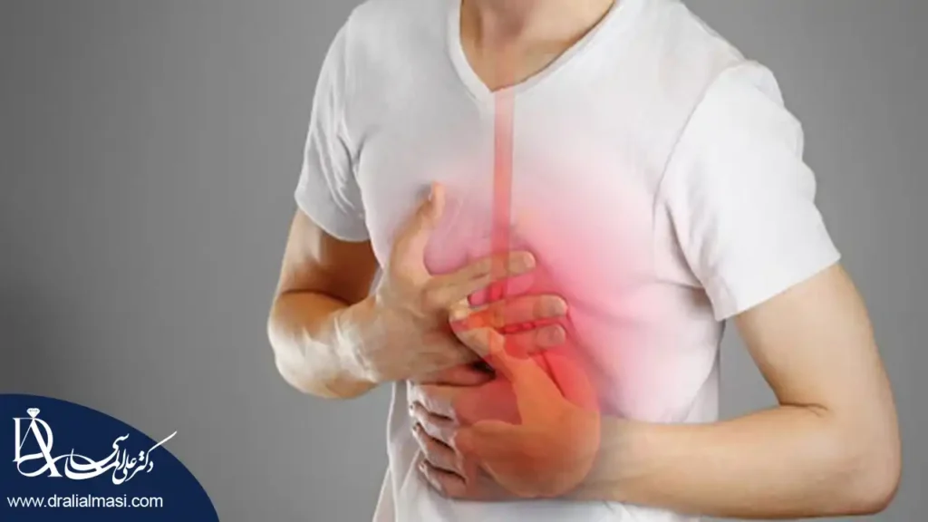 تصویر فردی که از درد دارد سر دل حود را فشار می دهد