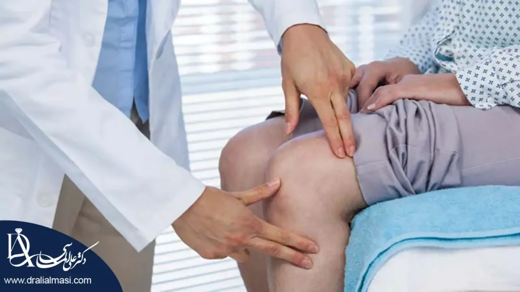تصویر فیزیوتراپیست در حال معاینه زانوی بیمار