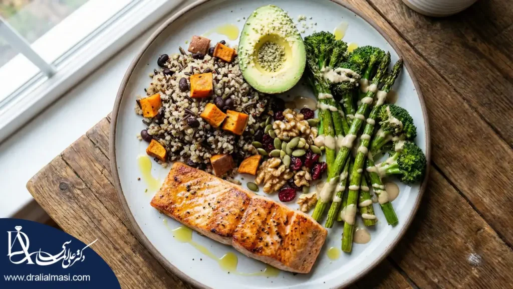 یک بشقاب شامل ماهی، مارچوبه، آوکادو و ...