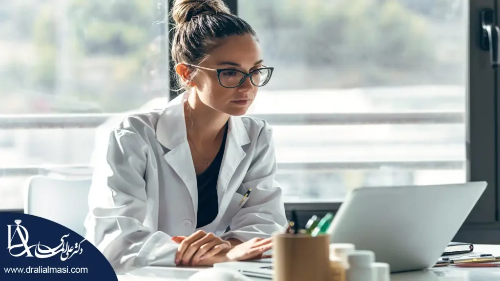 تصویر پزشک  در حال بررسی پرونده پزشکی بیمار