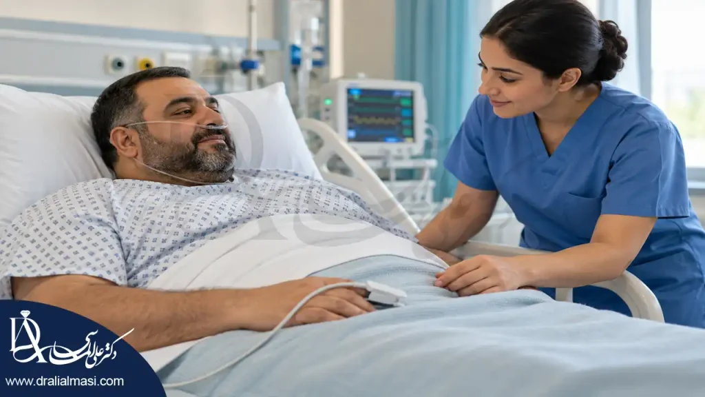 مراقبت پرستار از بیمار در ریکاوری با اکسیژن بینی و حسگر اکسیژن خون روی انگشت